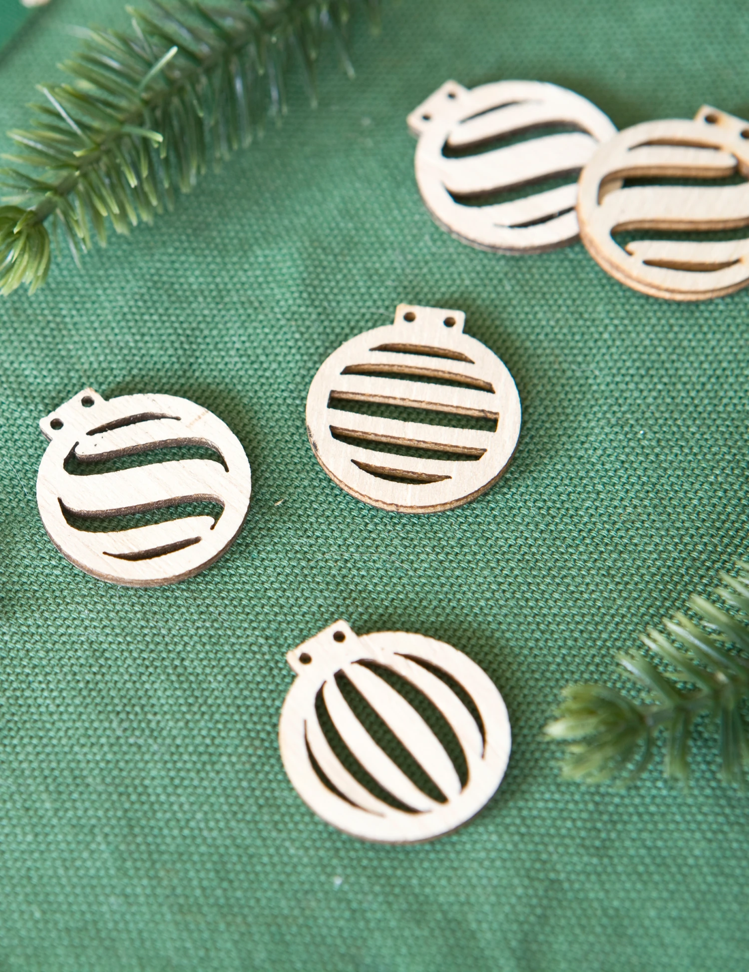 18 Confettis En Bois Ajouré Boules De Noël 2,5 X 2,3 Cm 4 18 Confettis En Bois Ajouré Boules De Noël 2,5 X 2,3 Cm – Image 2