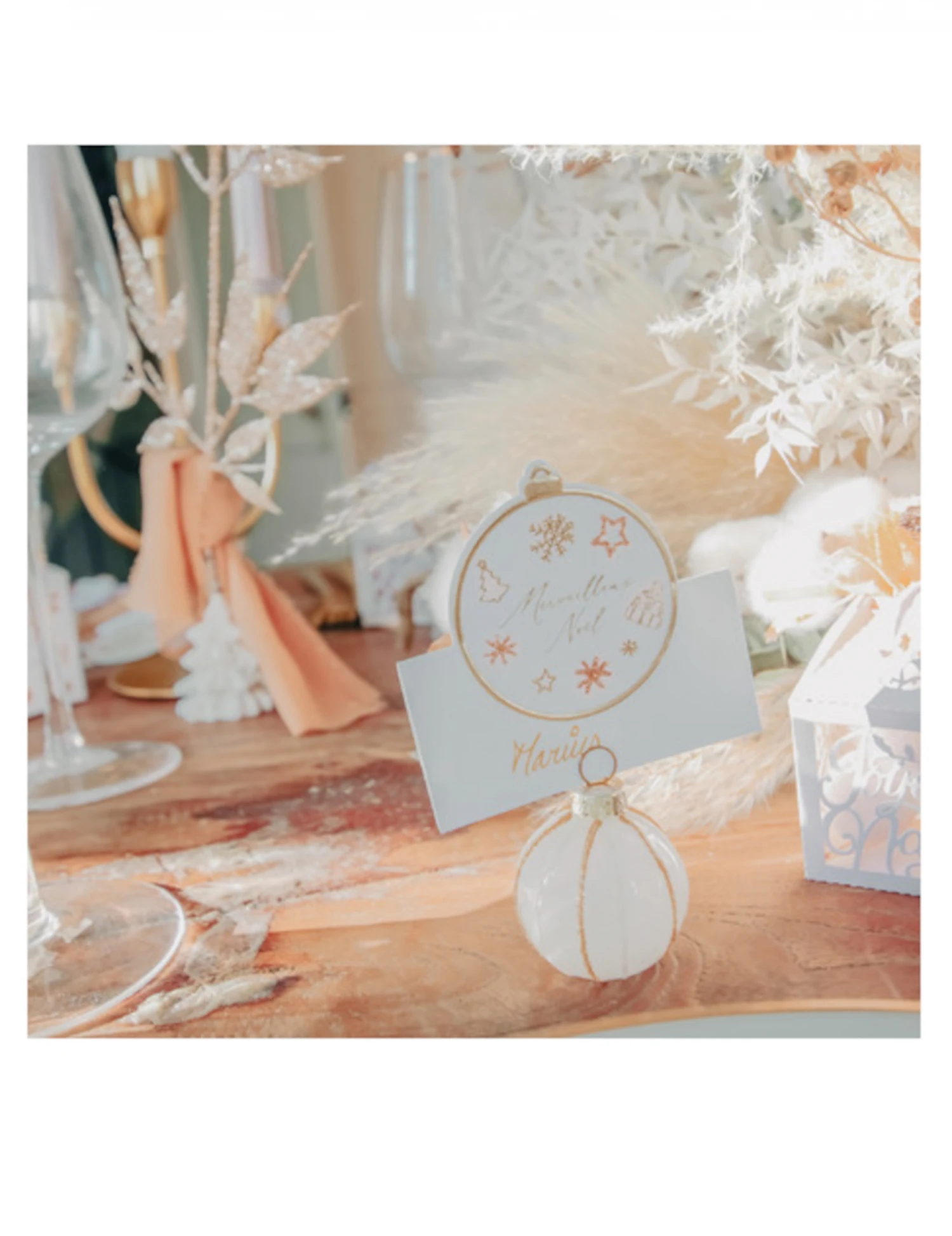 4 Marque-places Boules De Noël Blancs Et Doré 5 Cm 4 4 Marque-places Boules De Noël Blancs Et Doré 5 Cm – Image 2