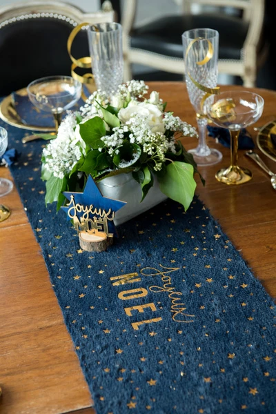 Chemin De Table En Polyester Joyeux Noël Marine Et Or 3 M X 28 Cm 4 Chemin De Table En Polyester Joyeux Noël Marine Et Or 3 M X 28 Cm – Image 2