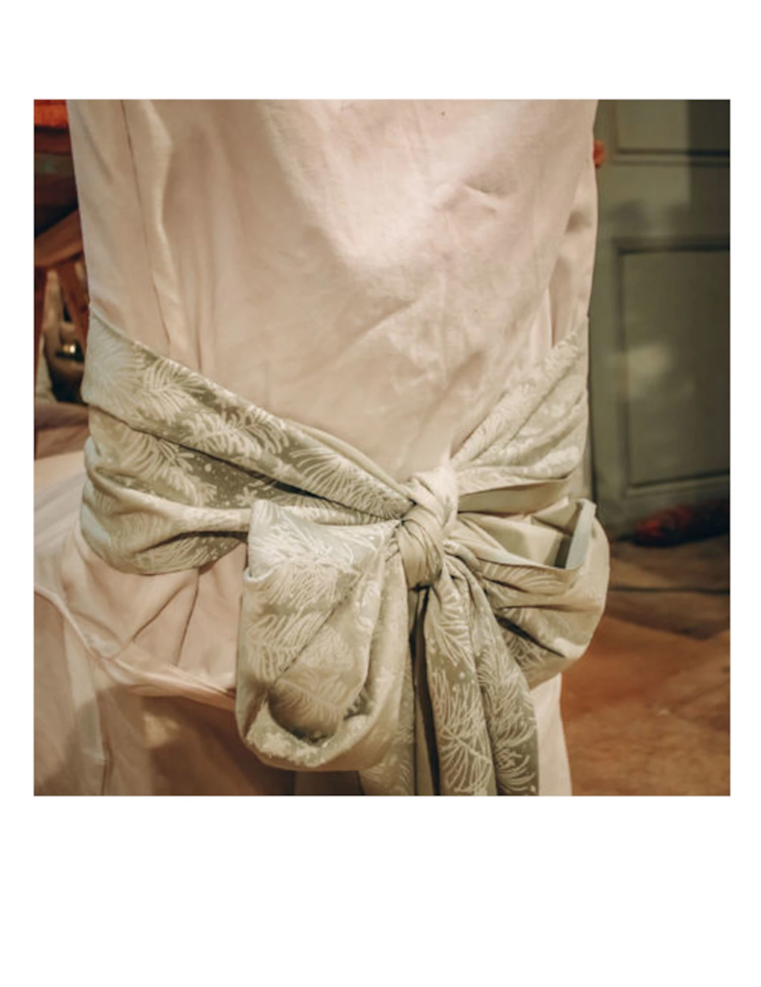 Chemin De Table Noël Botanique Vert De Gris 28cm X 3m 4 Chemin De Table Noël Botanique Vert De Gris 28cm X 3m – Image 2